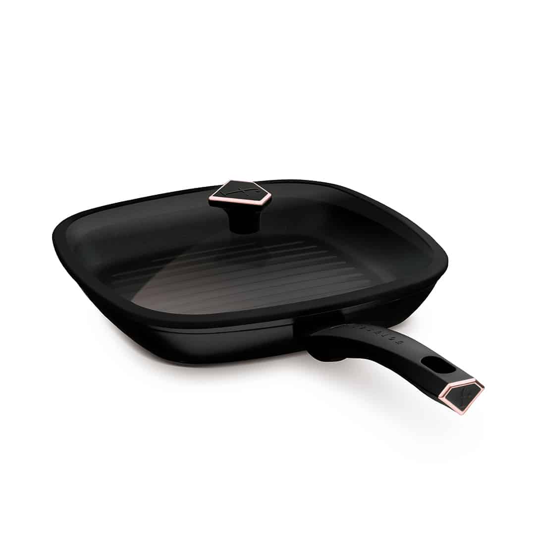 Grillserpenyő üvegfedővel, 28 cm (Fekete, rozéarany). A termék ferde nézetből.