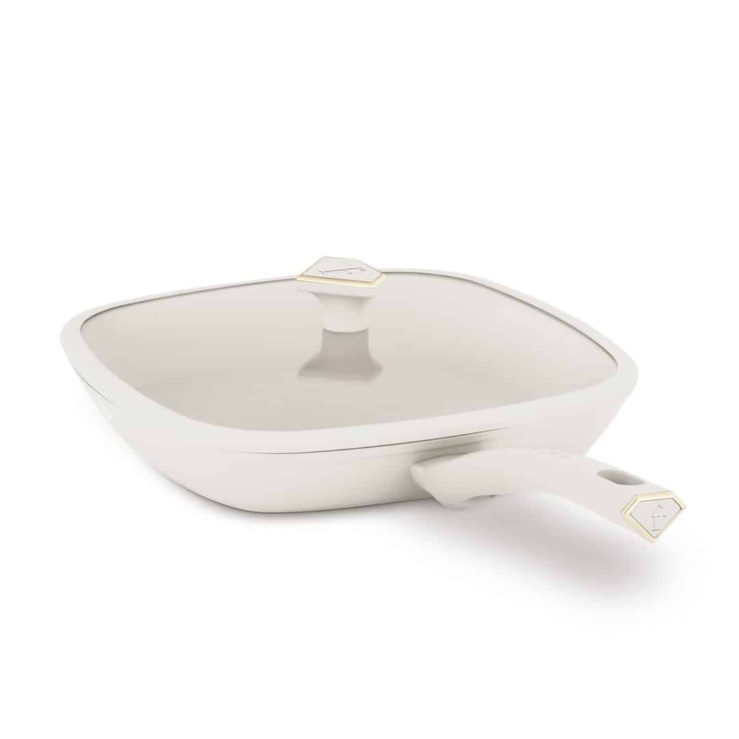 Grillserpenyő üvegfedővel, 28 cm (Krém, arany). A termék ferde nézetből.