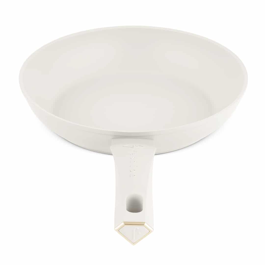 Tapadásmentes serpenyő, 24 cm (Krém, arany). A termék elölnézetből.