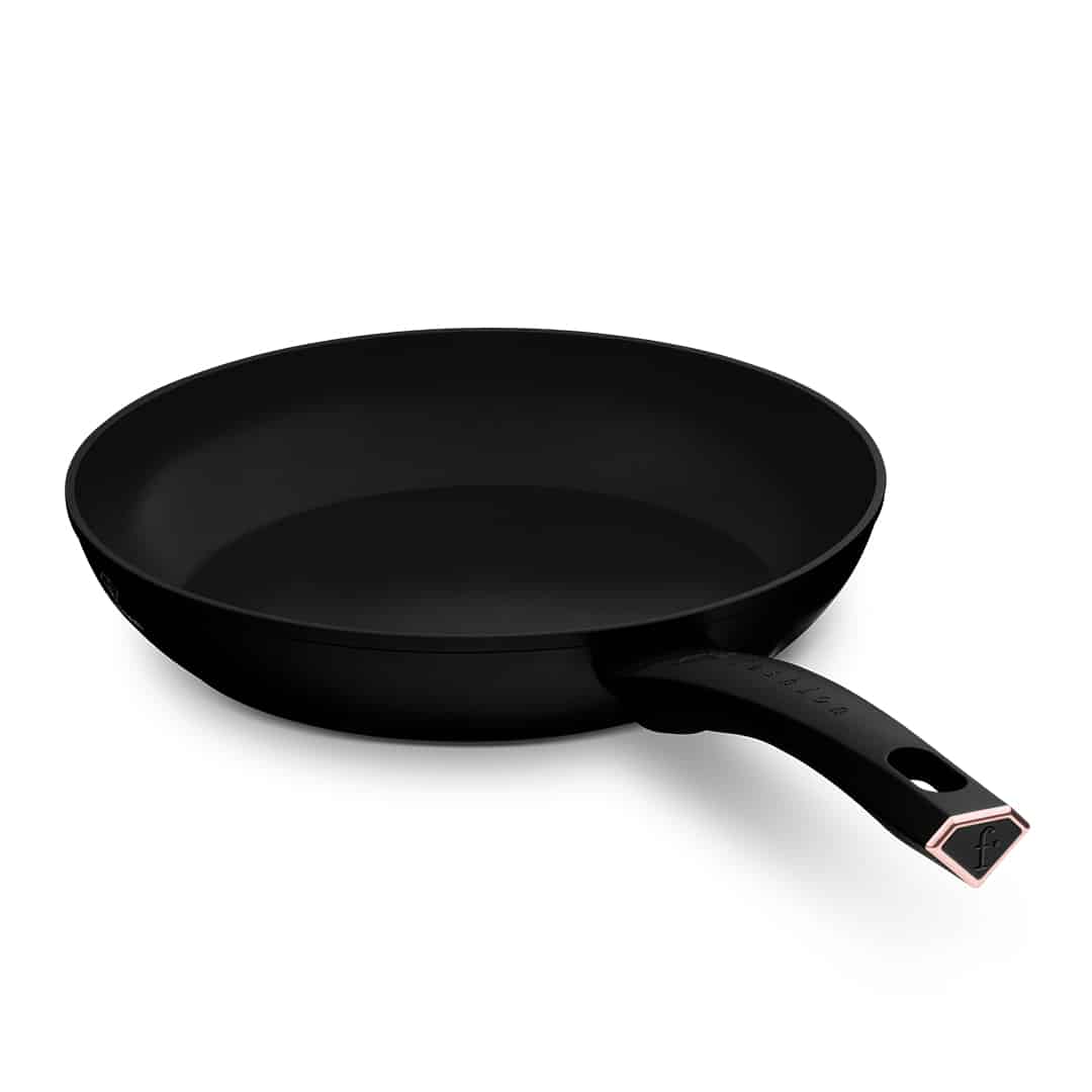 4 részes serpenyőkészlet, 20, 24 és 28 cm (Fekete, rozéarany). A termék ferde nézetből.