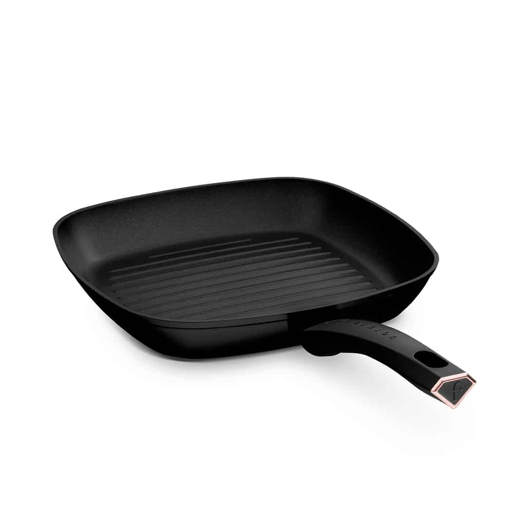 4 részes serpenyőkészlet grillserpenyővel, 20, 24 és 28 cm (Fekete, rozéarany). A termék ferde nézetből.