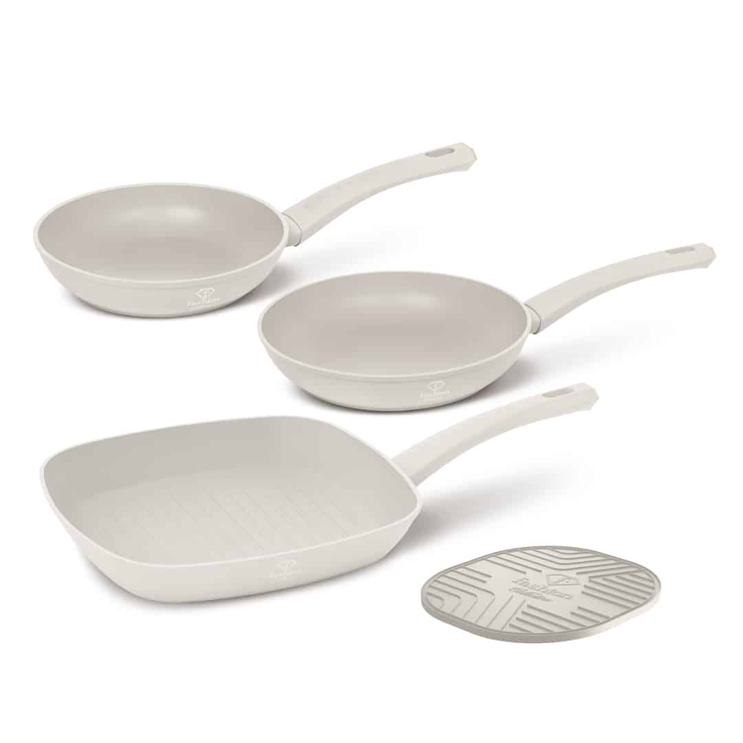 4 részes serpenyőkészlet grillserpenyővel, 20, 24 és 28 cm (Krém, arany). Termékfotó világos háttéren.