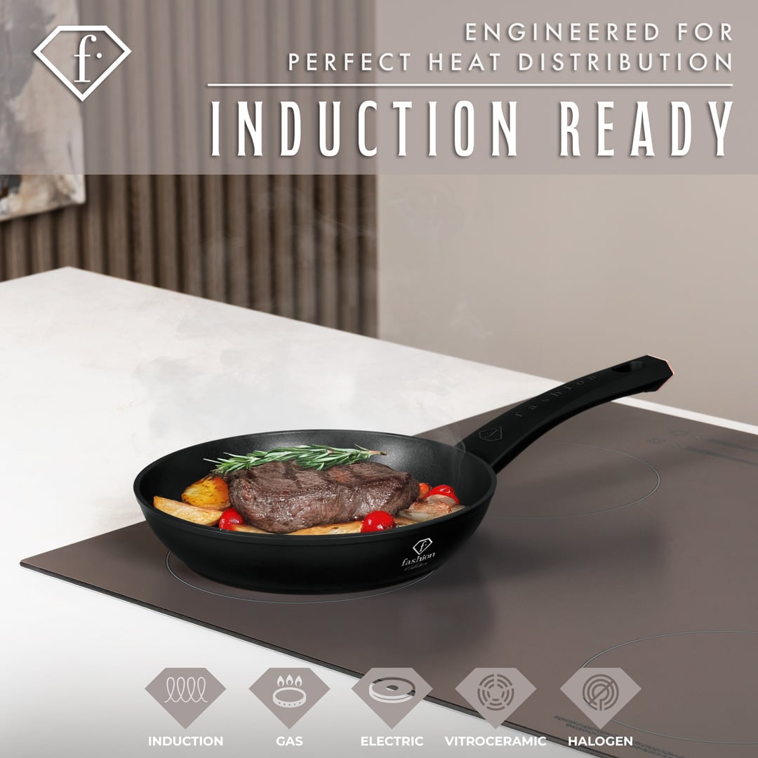 Tapadásmentes serpenyő, 20 cm (Fekete, rozéarany). Étel az edényben, a főzőlapon bemutatva.