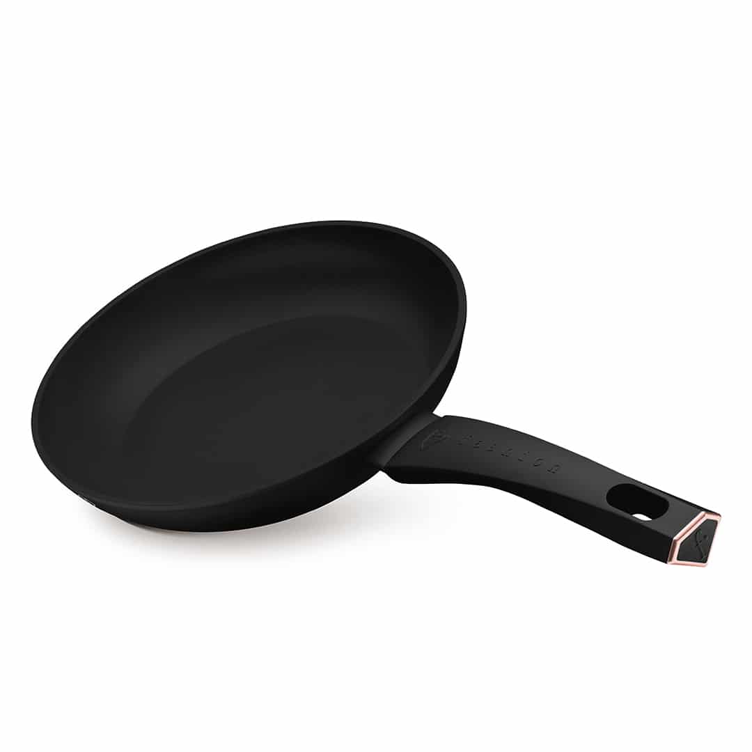 4 részes edénykészlet, 24 cm-es serpenyővel és fedős fazékkal (Fekete, rozéarany). A nyitott edény belseje látható.