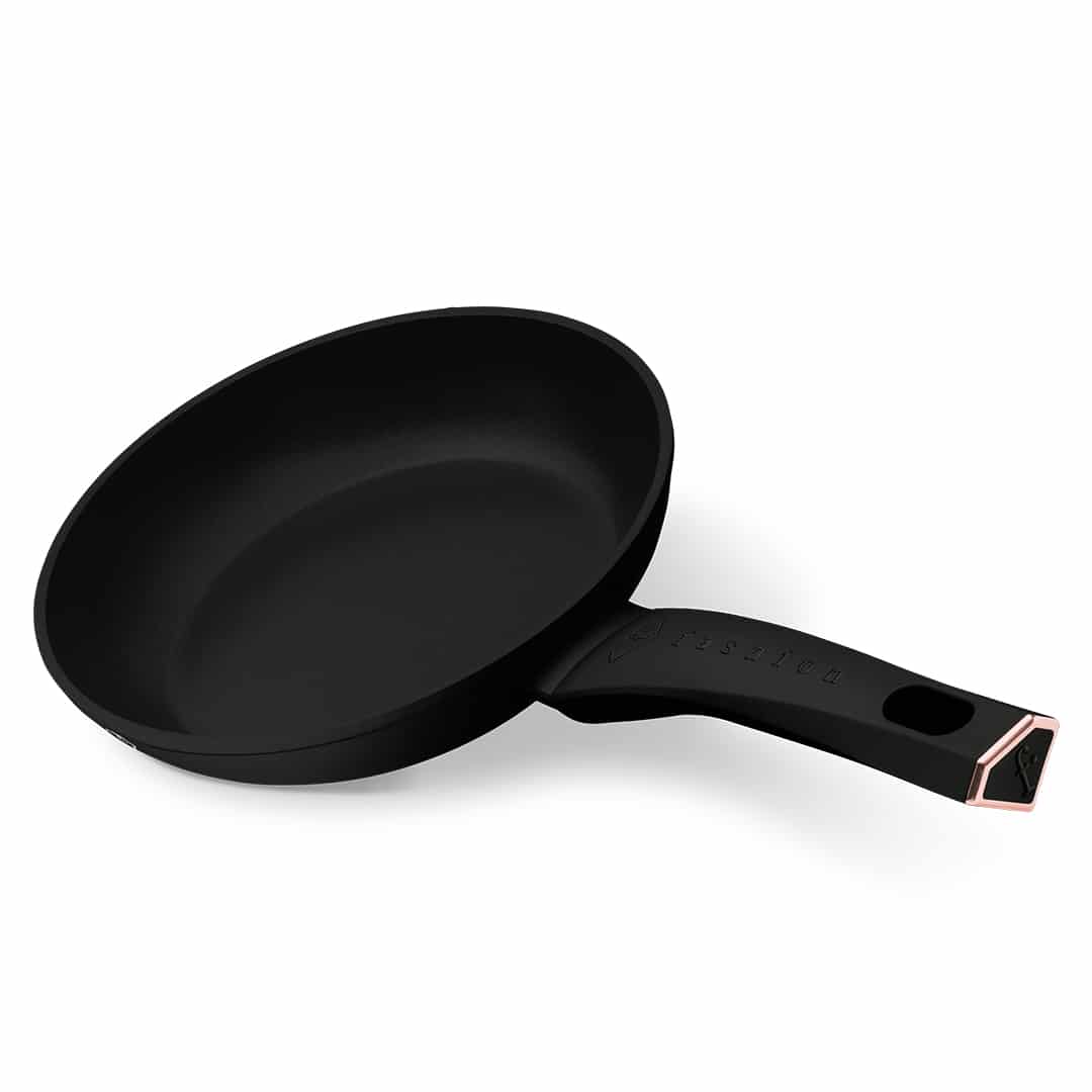 3 részes serpenyőkészlet, 22 és 26 cm (Fekete, rozéarany). A nyitott edény belseje látható.