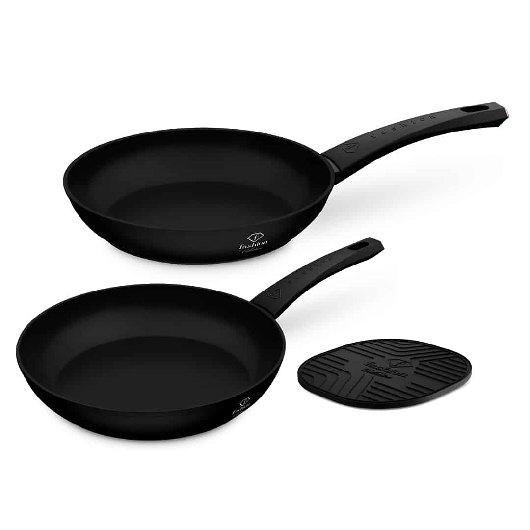 3 részes serpenyőkészlet, 22 és 26 cm (Fekete, rozéarany). A készlet darabjai egymás mellett bemutatva.
