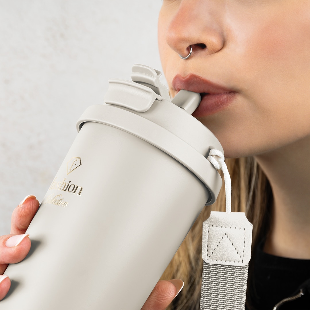 Duplafalú utazóbögre, 500 ml (Krém, arany). Az utazóbögre szívószálas használata.