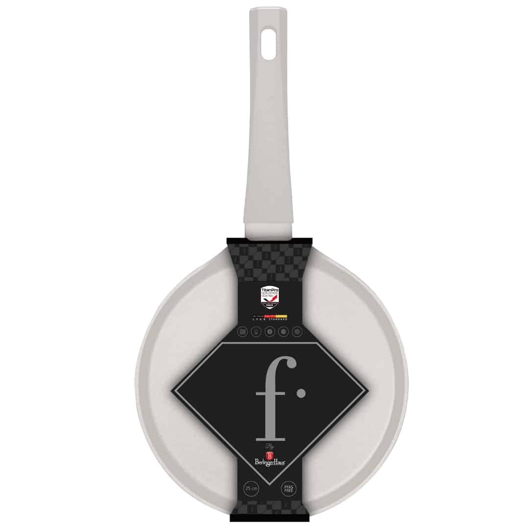 Tapadásmentes palacsintasütő, 25 cm (Krém, arany). Az edény alja a gyártó csomagolási címkéjével.