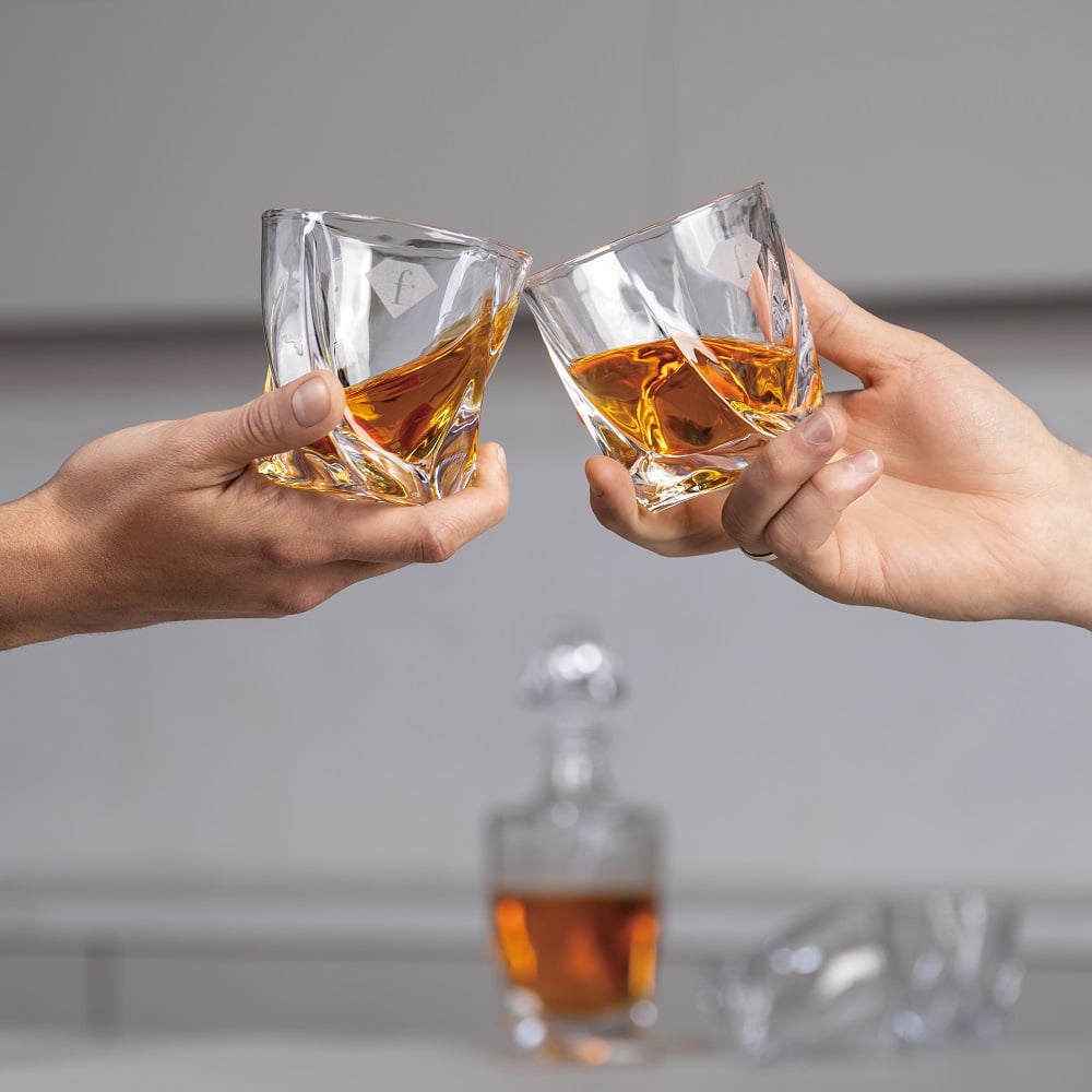 Whiskyszett 4 pohárral és üvegdekanterrel. Koccintás a készlet poharaival.
