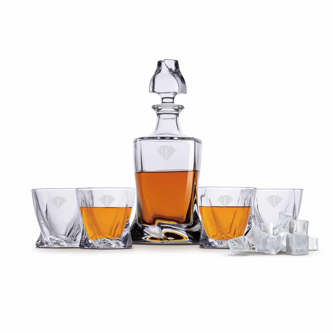 Whiskyszett 4 pohárral és üvegdekanterrel. Termékfotó világos háttéren.