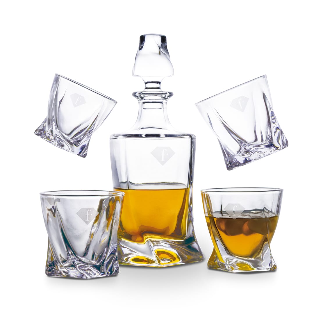 Whiskyszett 4 pohárral és üvegdekanterrel. A készlet darabjai egymás mellett bemutatva.