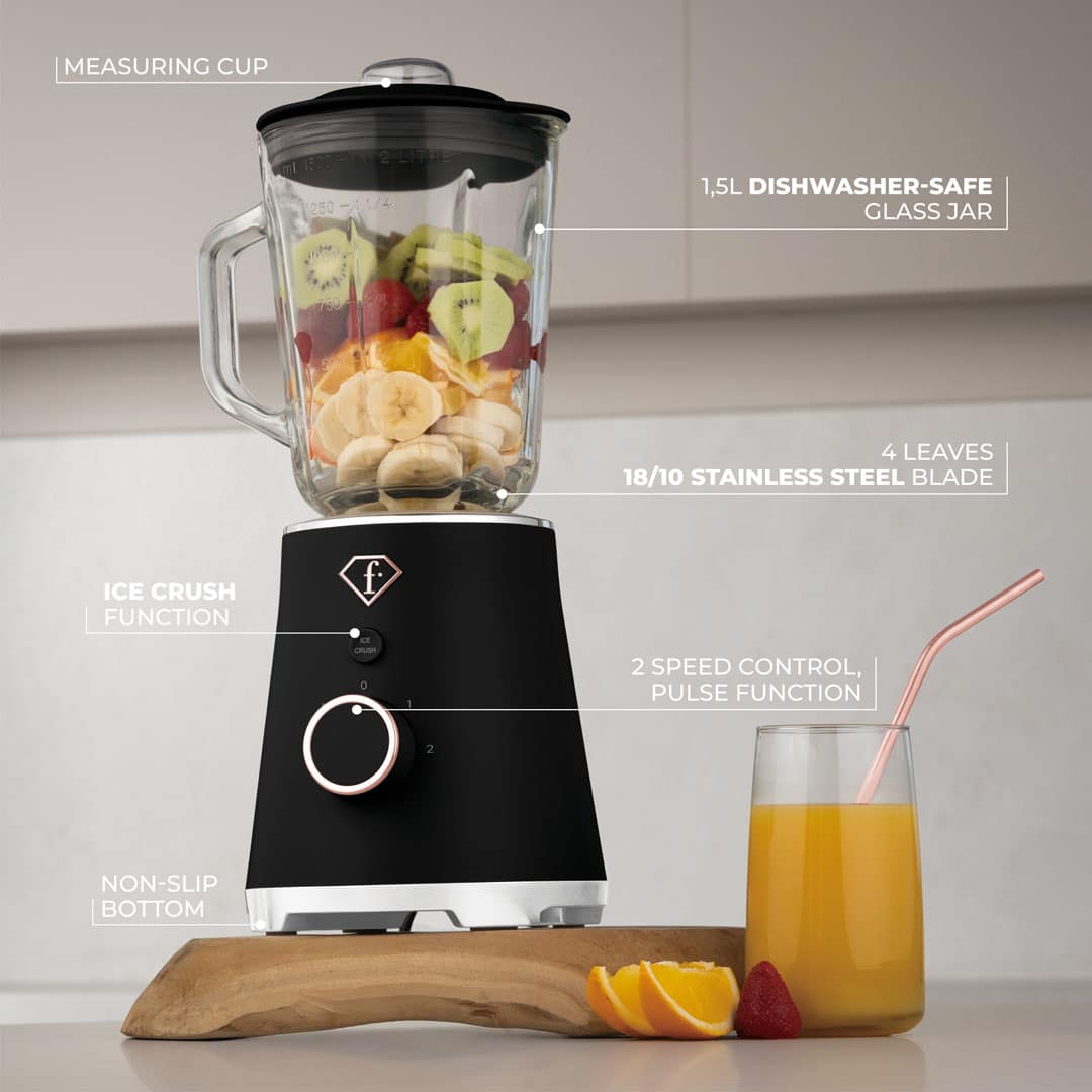 Turmixgép üvegkancsóval, 1,5 l (Fekete, rozéarany). Turmixgép gyümölcsökkel és kész itallal bemutatva.