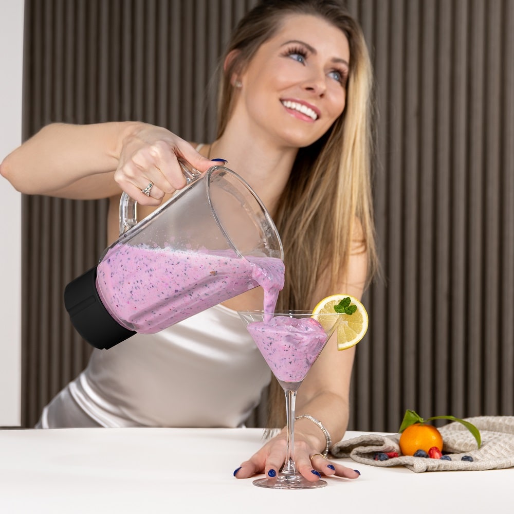 Turmixgép üvegkancsóval, 1,5 l (Fekete, rozéarany). Kész turmix kitöltése pohárba.