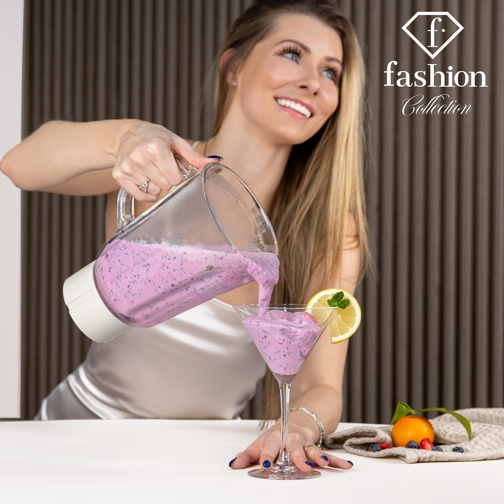Blender kielichowy ze szklanym dzbankiem, 1,5 l (Kremowy ze złotem). Nalewanie gotowego koktajlu do szklanki.