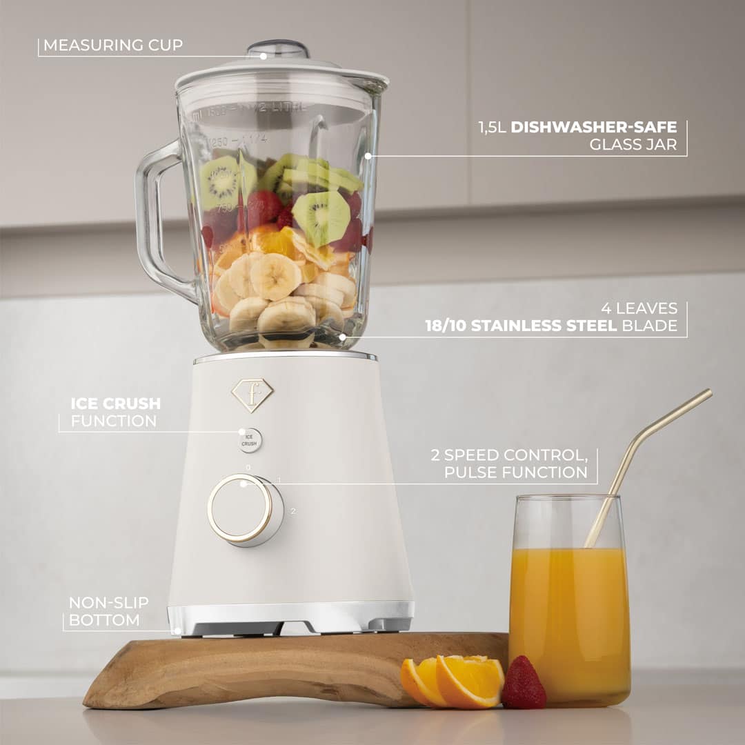Blender kielichowy ze szklanym dzbankiem, 1,5 l (Kremowy ze złotem). Blender pokazany z owocami i gotowym napojem.