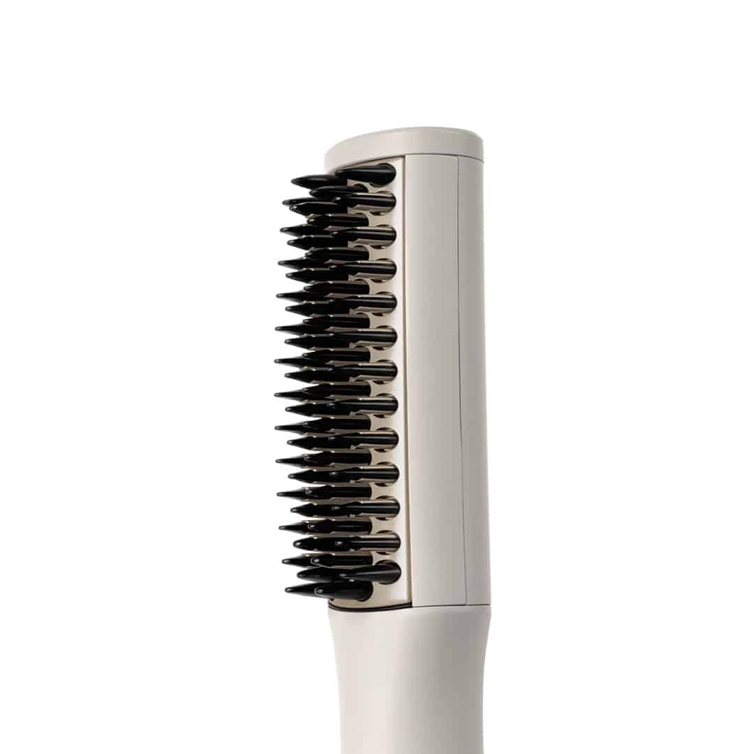 Vezeték nélküli mini hajsimító fésű, krém és arany. A termék elölnézetből.