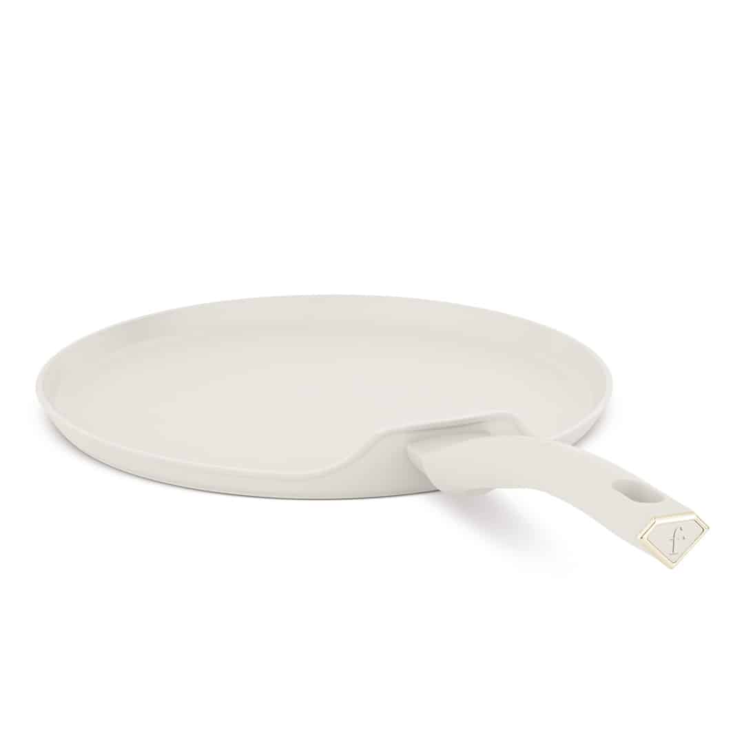 Tapadásmentes palacsintasütő, 28 cm (Krém, arany). A termék ferde nézetből.
