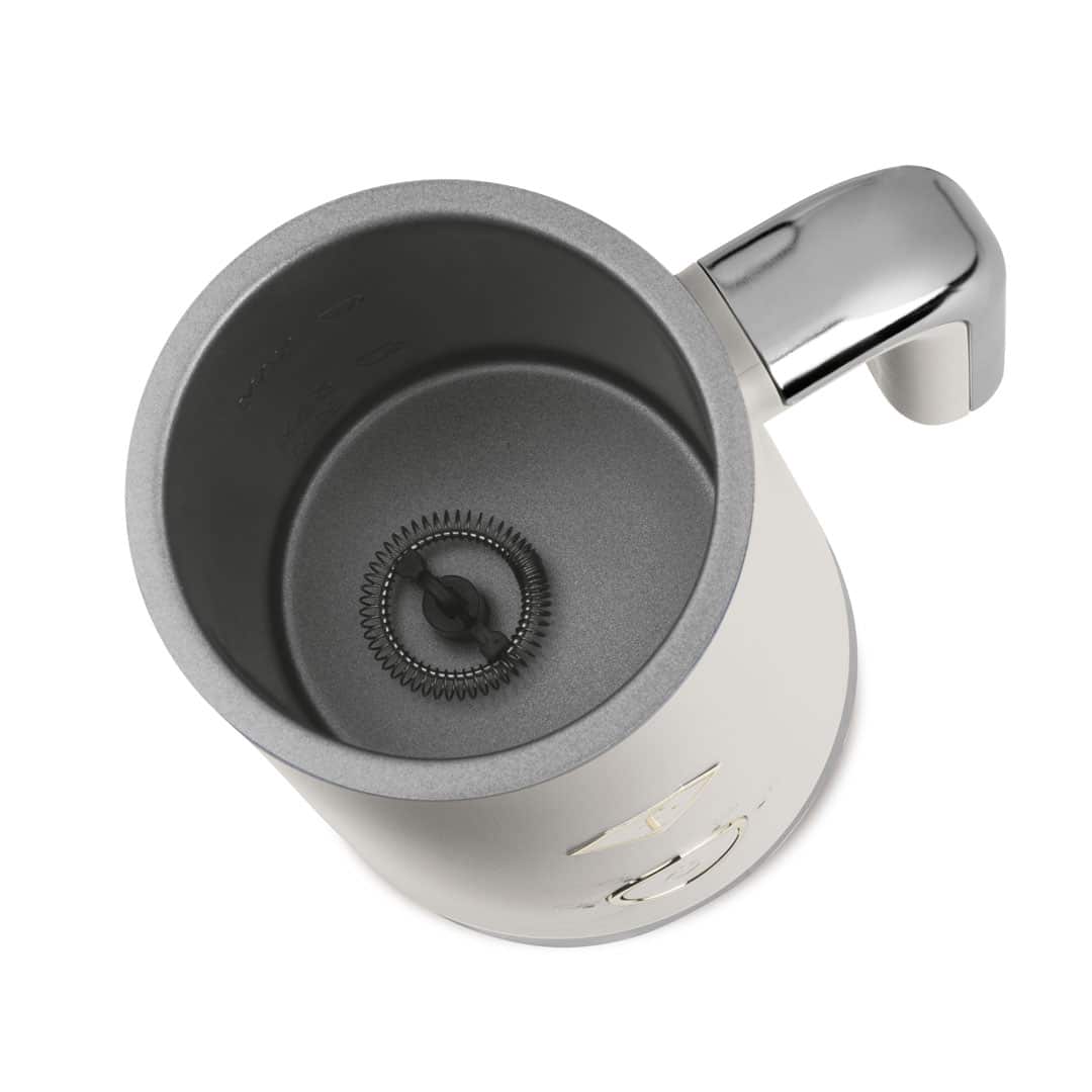 Tejhabosító hideg és meleg habhoz (Krém, arany). A nyitott edény belseje látható.