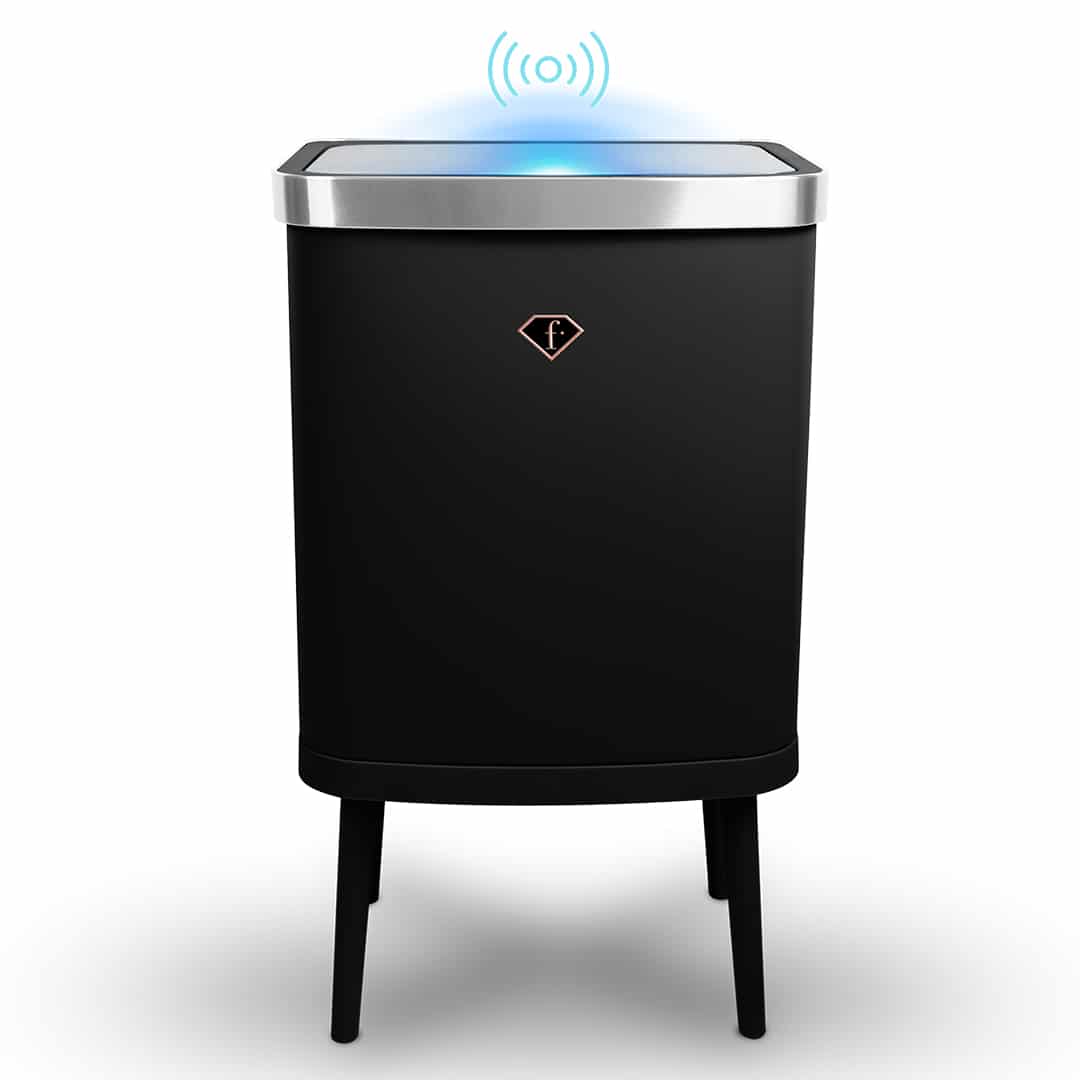 Érzékelős szemetes, 30 l (Fekete, rozéarany). A termék elölnézetből.
