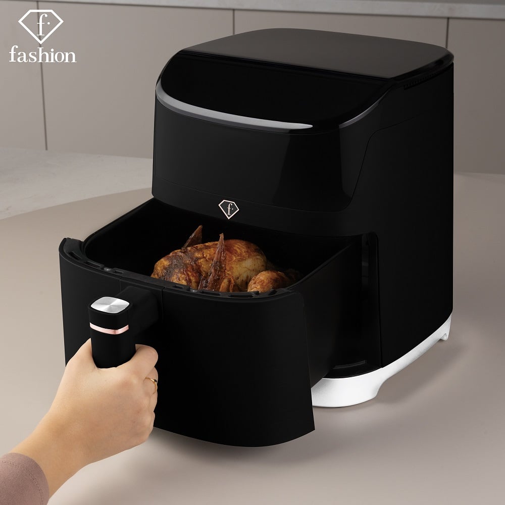 Digitális légsütő, 6 l (Fekete, rozéarany). Az étellel teli légsütőkosár kihúzása.