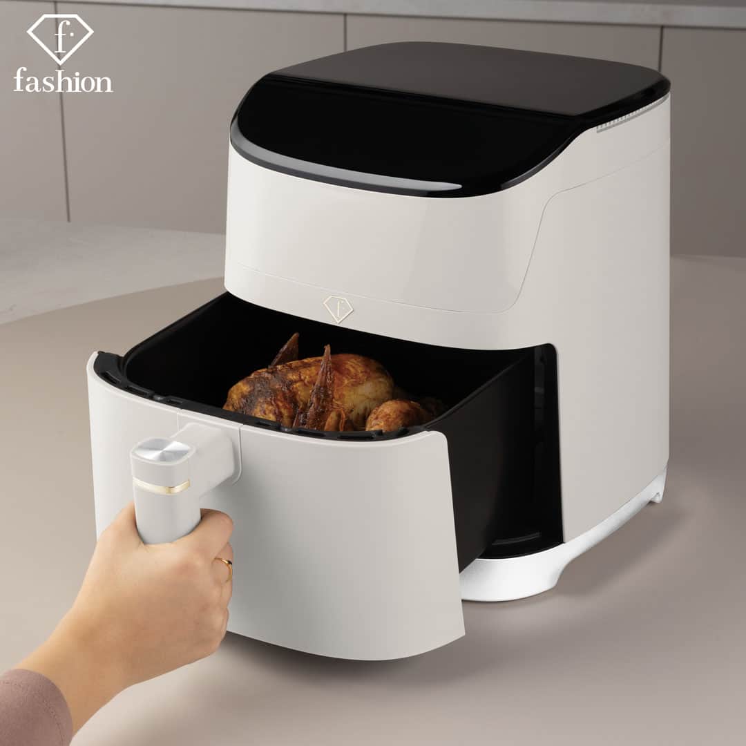 Digitális légsütő, 6 l (Krém, arany). Az étellel teli légsütőkosár kihúzása.