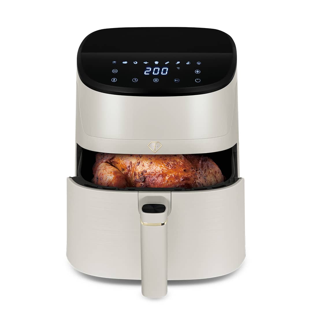 Digitális légsütő, 6 l (Krém, arany). Étel látható a légsütő kosarában.