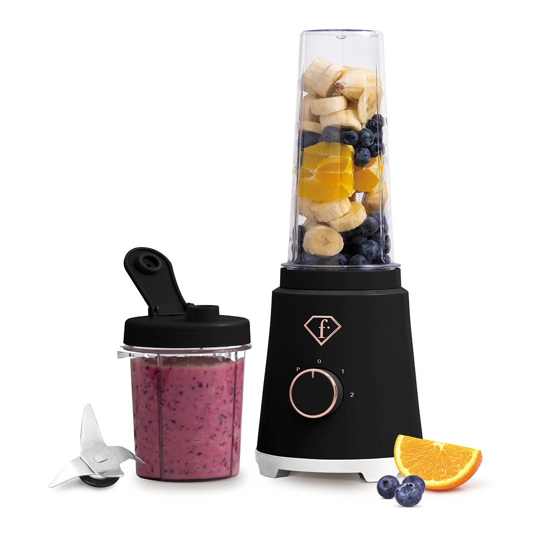 Smoothie-készítő 2 kulaccsal, fekete és rózsaarany. Turmixgép gyümölcsökkel és kész itallal bemutatva.