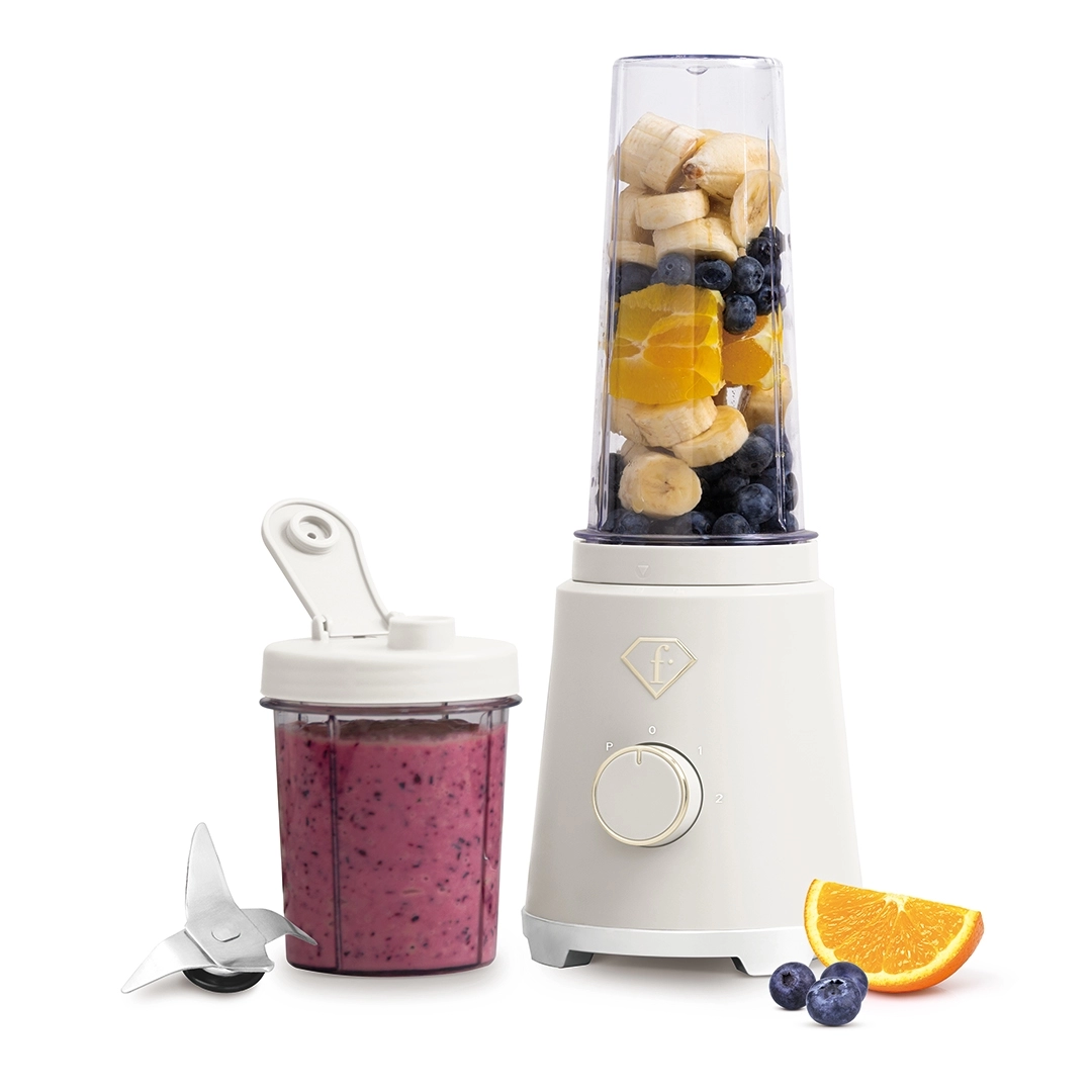 Smoothie-készítő 2 kulaccsal, krém és arany. Turmixgép gyümölcsökkel és kész itallal bemutatva.